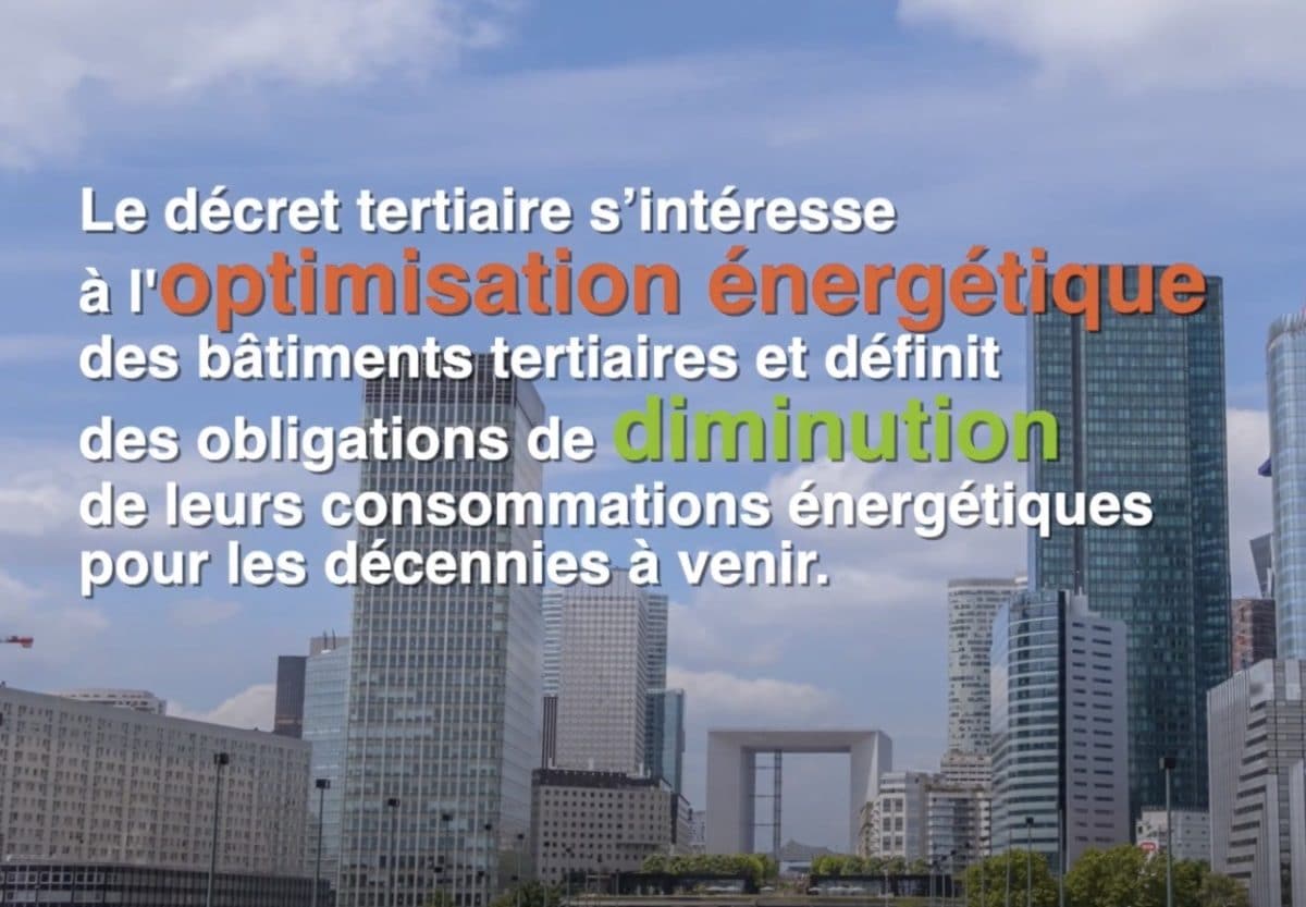 Parvis de la Défense à paris avec un texte sur le décret tertiaire